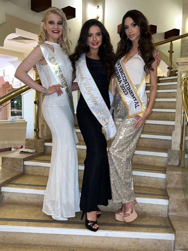 Dorottya (középen) Miss Észtország és Miss Szerbia társaságában