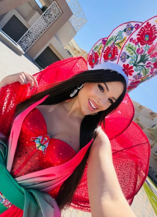 Boglárka a Bernice Fashion által készített csodálatos nemzeti viseletben Egyiptomban